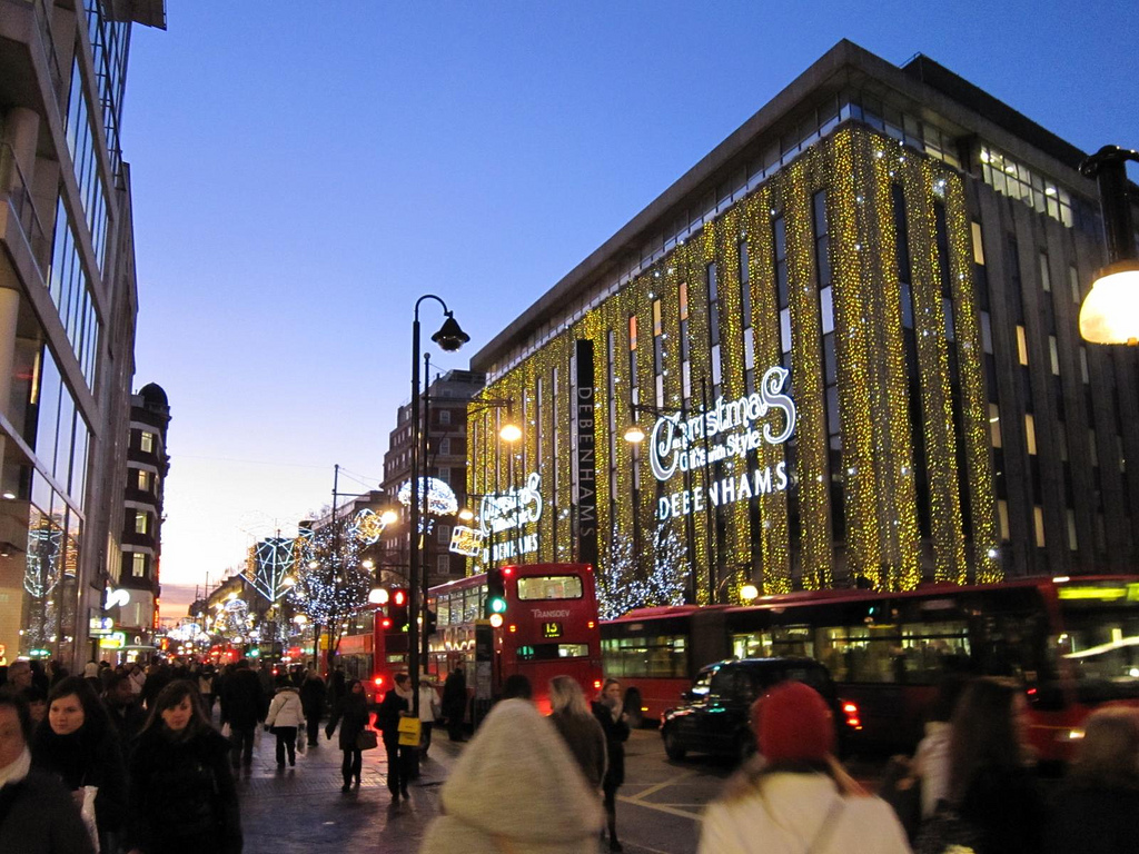 Oxford street shopping. Оксфорд-стрит в Лондоне универмаг. Debenhams на Оксфорд стрит. Улица Oxford Street at Christmas. Магазин Оксфорд стрит интернет.
