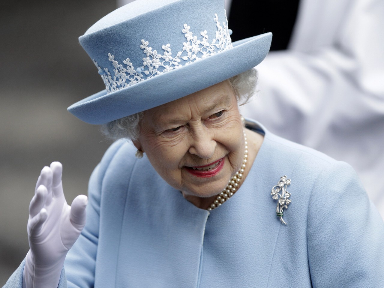 Потому что королева. Королева Великобритании машет. Доллар с королевой.