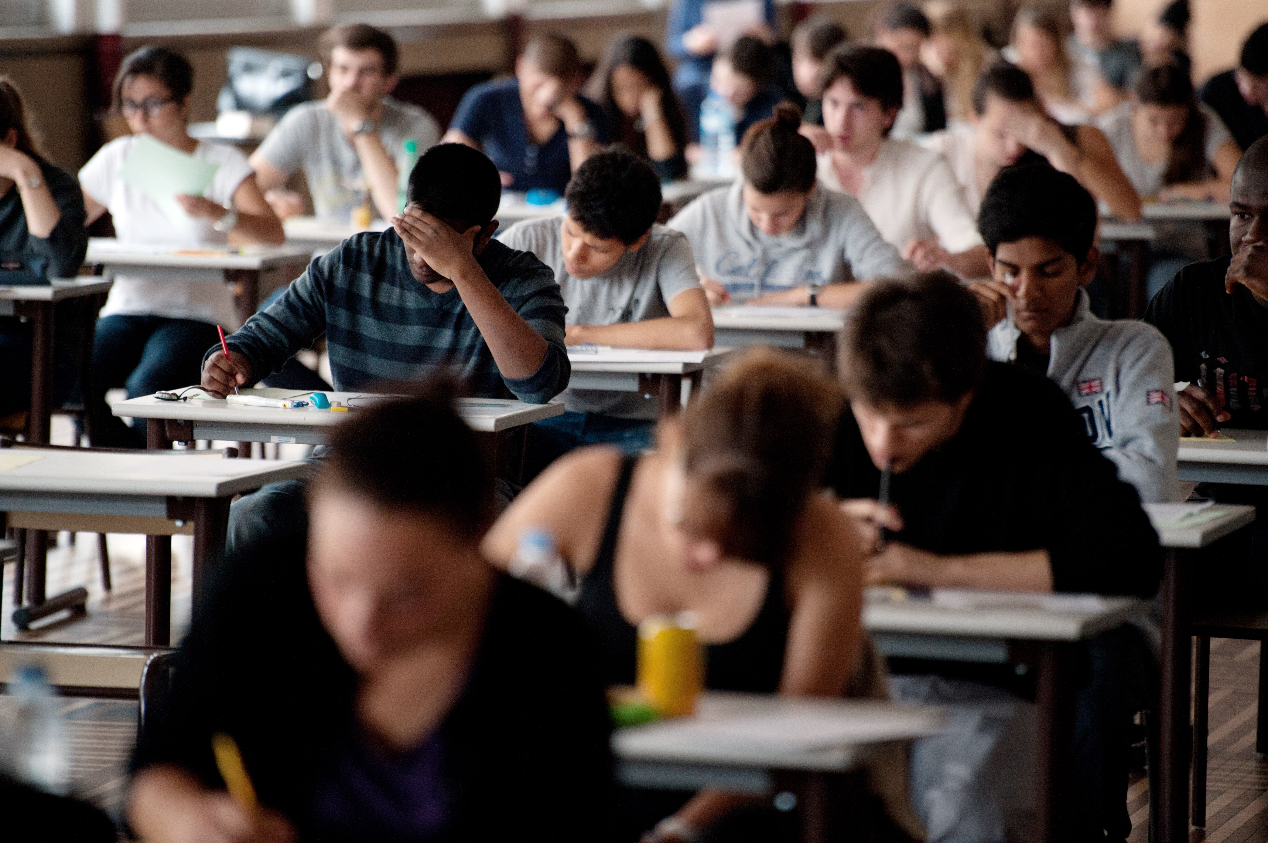 Exams in the usa. Студент на экзамене. Экзамены в британских школах. Учеба экзамены. Экзамены во французских школах.